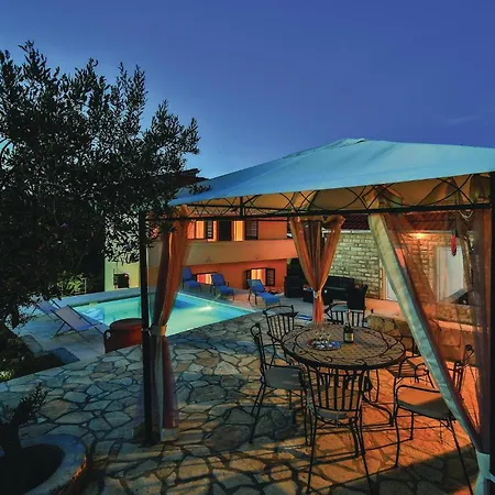 2 Bedroom Gorgeous In Apartment Trogir