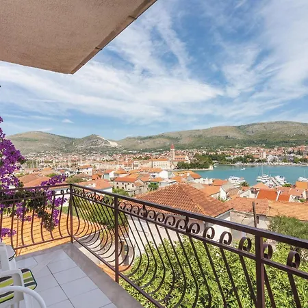 2 Bedroom Gorgeous In Apartment *