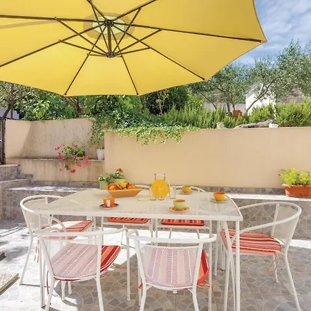 2 Bedroom Gorgeous In Apartment *
